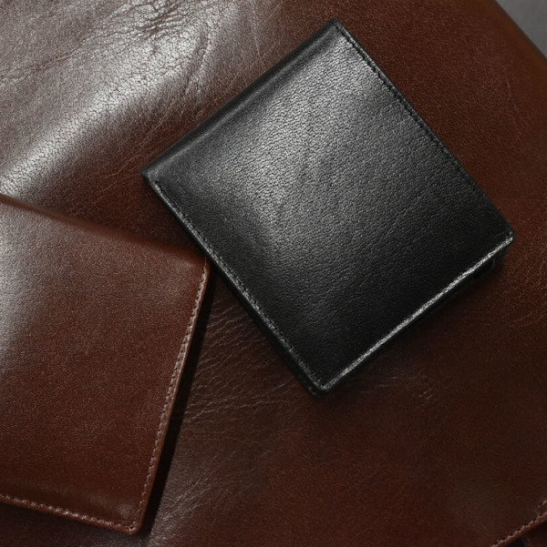 水牛レザー仕様コンパクト・二つ折り財布「Noble」